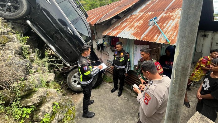 Mobil Pajero nyungsep usai menabrak tiang listrik dan pagar rumah di Gorontalo.