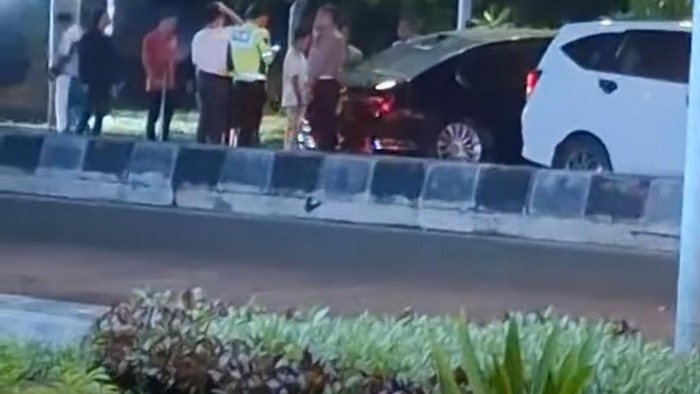 Mobil terjun dari ujung tol Krian-Gresik yang belum jadi.