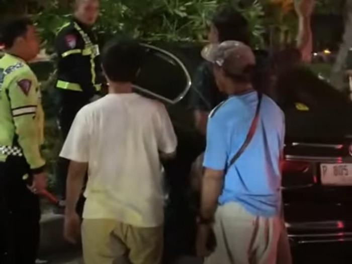 Mobil terjun dari ujung tol Krian-Gresik yang belum jadi.