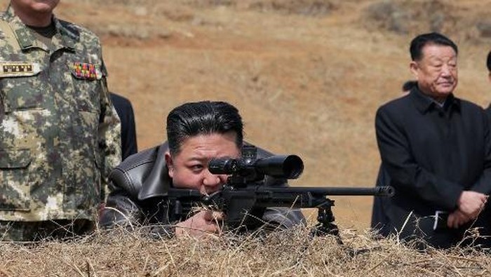 This picture taken on April 4, 2025 and released from North Koreas official Korean Central News Agency (KCNA) via KNS on April 5, 2025 shows North Koreas leader Kim Jong Un (C) looking through a rifle scope as he visits a training base of the Korean Peoples Armys special operations forces to observe a comprehensive training session, at an undisclosed location in North Korea. (Photo by KCNA VIA KNS / AFP) / South Korea OUT / REPUBLIC OF KOREA OUT
---EDITORS NOTE--- RESTRICTED TO EDITORIAL USE - MANDATORY CREDIT 