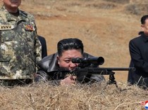 Kim Jong Un Uji Coba Senapan Sniper Baru Saat Kunjungi Pasukan Korut