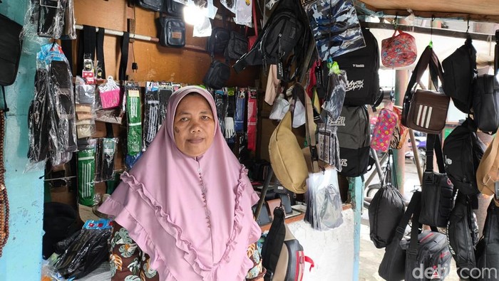 Nunung di depan lapak aksesorisnya di Jalan Siliwangi Cirebon