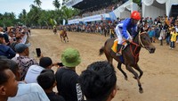 Ajang Pacu Kuda yang digelar Pemkab Padang Pariaman dalam rangka menyambut Lebaran itu mempertandingkan 13 race dan berlangsung hingga Minggu (6/4/).