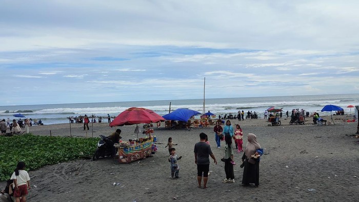 Pantai Apra saat momen libur Lebaran idulfitri 1446 H