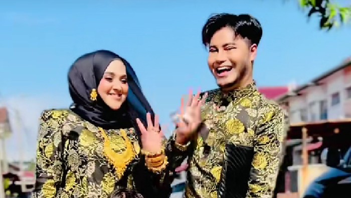 Pasangan suami dan istri ini mengenakan 30 busana Lebaran yang berbeda-beda selama Hari Raya.