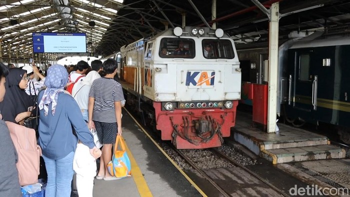 Pemudik di Stasiun Bandung.
