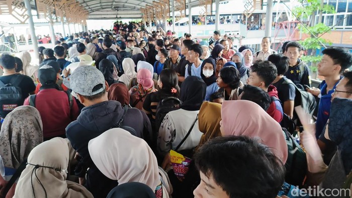 Pemudik pejalan kaki kesal harus bolak-balik dari dermaga satu ke dermaga dua karena tak ada petugas