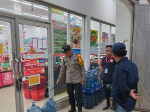 Pengantar Jenazah di Makassar Lempari Batu Minimarket-Aniaya Driver Ojol
