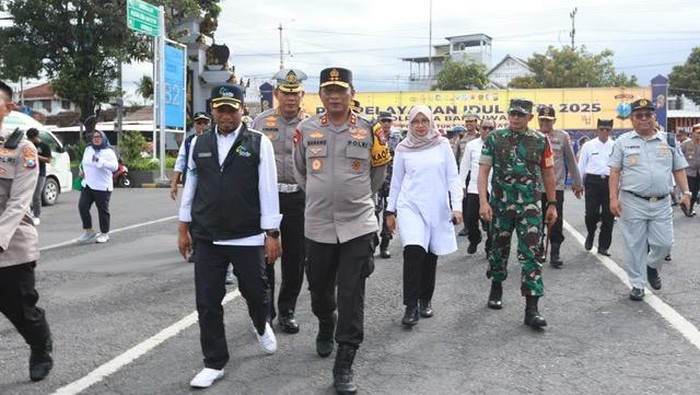 Pengecekan jalur rawan longsor di masa arus balik Lebaran di Banyuwangi.