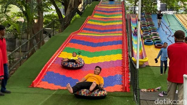 Pengunjung KBS cukup ramai di masa libur Lebaran 2025. Meski hujan diperkirakan lebih dari 12 ribu orang berkunjung ke kebun binatang ini.