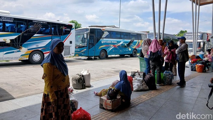Penumpang menunggu jadwal keberangkatan di Terminal Tipe C Cepu, Blora, Sabtu (5/4/2025).