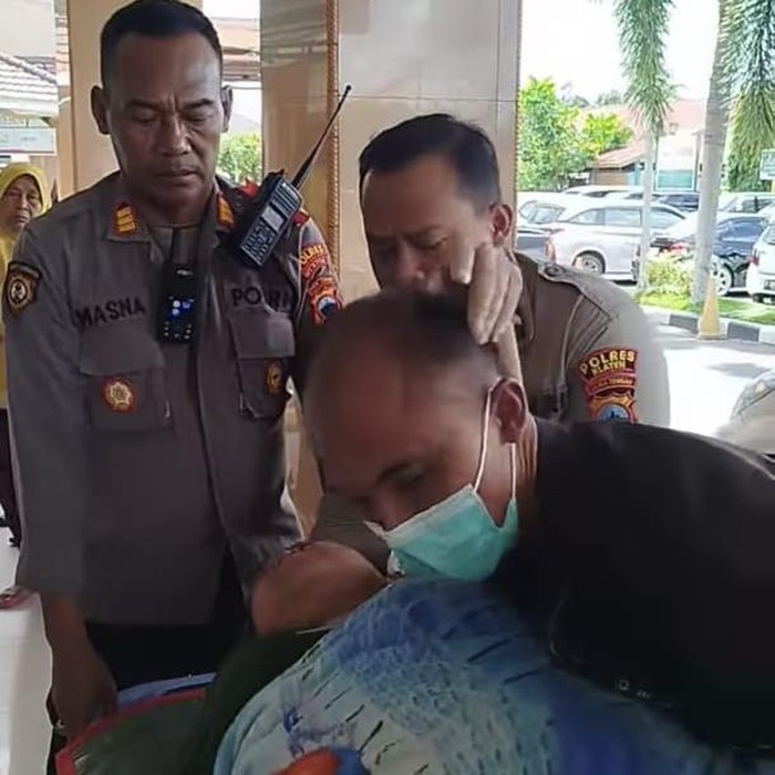 Personel Polsek Karangdowo dengan sigap mengawal pasien dalam kondisi kritis menuju RSI Klaten.