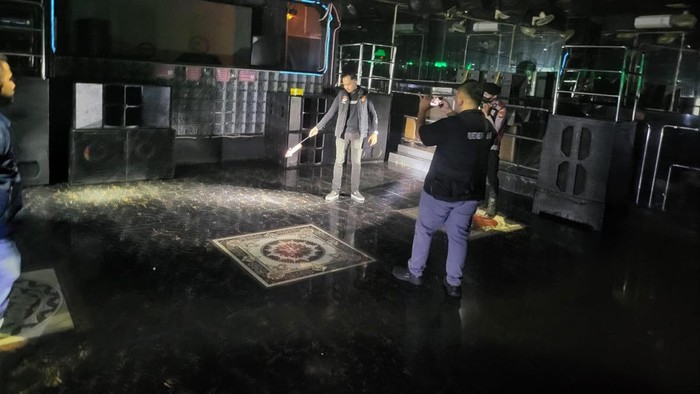 Polisi melakukan olah TKP tempat jukir ditusuk pengungjung di THM Palembang