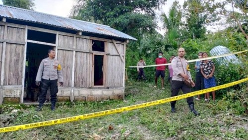 Polisi saat melakukan olah TKP di rumah petani yang ditemukan tewas membusuk di Desa Oenoni II, Kecamatan Amarasi, Kabupaten Kupang, NTT, Sabtu (5/4/2025). (Foto: Dok. Polsek Amarasi)
