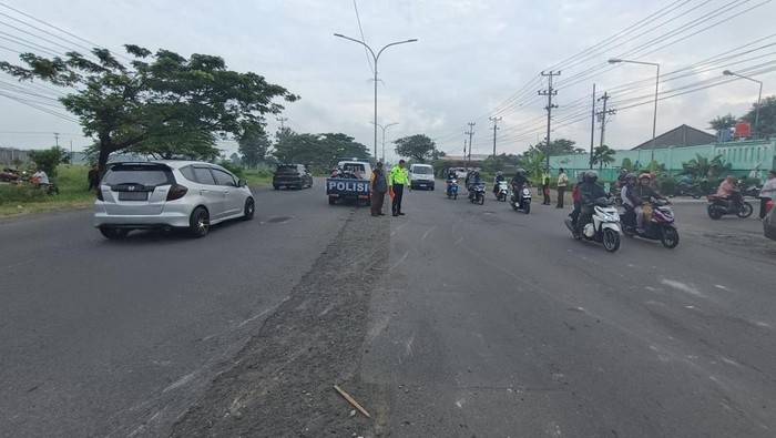 Polisi saat olah TKP lokasi kecelakaan karambol di Jalan Solo-Sragen, tepatnya di Desa Waru, Kecamatan Kebakkramat, Kabupaten Karanganyar, Sabtu (5/4/2025).