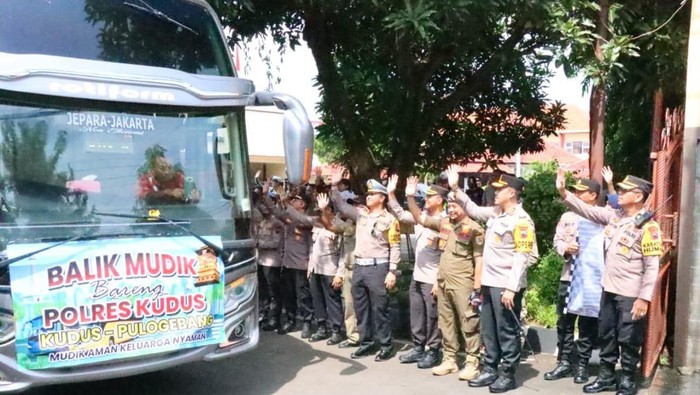Polres Kudus memberangkatkan dua bus balik mudik gratis ke Jakarta, Sabtu (5/4/2025).
