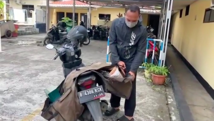 Polsek Cileungsi kembali membongkar kasus pengoplosan tabung gas LPG. Kapolsek Cileungsi, Kompol Edison memimpin dan terjun langsung mengungkap kasus itu. (dok Polsek Cileungsi)