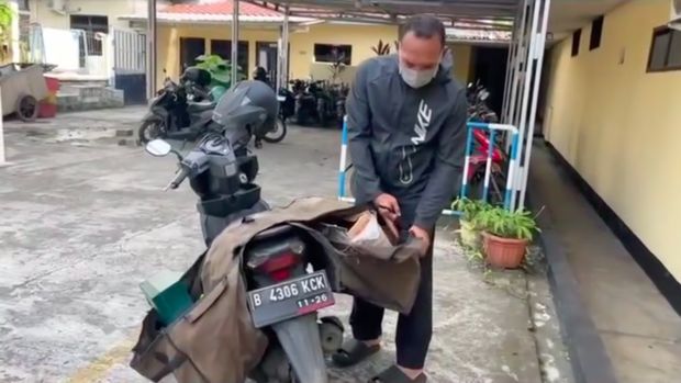 Polsek Cileungsi kembali membongkar kasus pengoplosan tabung gas LPG. Kapolsek Cileungsi, Kompol Edison memimpin dan terjun langsung mengungkap kasus itu. (dok Polsek Cileungsi) Polsek Cileungsi kembali membongkar kasus pengoplosan tabung gas LPG. Kapolsek Cileungsi, Kompol Edison memimpin dan terjun langsung mengungkap kasus itu. (dok Polsek Cileungsi)