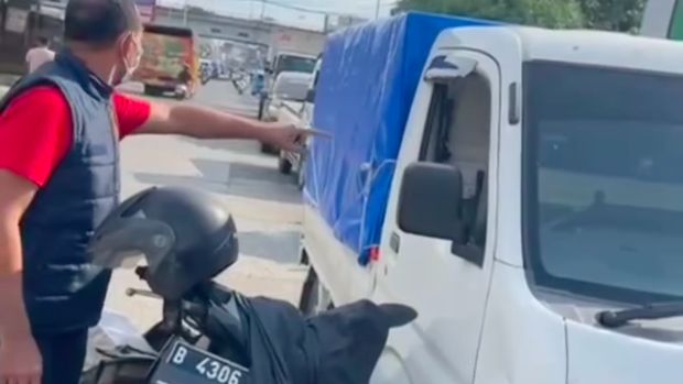 Polsek Cileungsi kembali membongkar kasus pengoplosan tabung gas LPG. Kapolsek Cileungsi, Kompol Edison memimpin dan terjun langsung mengungkap kasus itu. (dok Polsek Cileungsi)