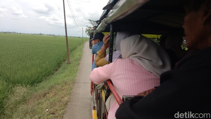 Potret suasana menaiki odong-odong