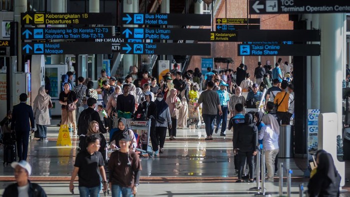 Penumpang pesawat mendorong troli setibanya di Terminal 1 Bandara Soekarno-Hatta, Kota Tangerang, Banten, Sabtu (5/4/2025). PT Angkasa Pura Indonesia Cabang Bandara Soekarno-Hatta mencatat pada H+4 Lebaran sebanyak 92.557 penumpang tiba di bandara tersebut dan memprediksikan puncak arus balik Lebaran akan terjadi pada Minggu (6/4) dan Senin (7/4) dengan total kedatangan penumpang mencapai 187.000. ANTARA FOTO/Putra M. Akbar/tom.