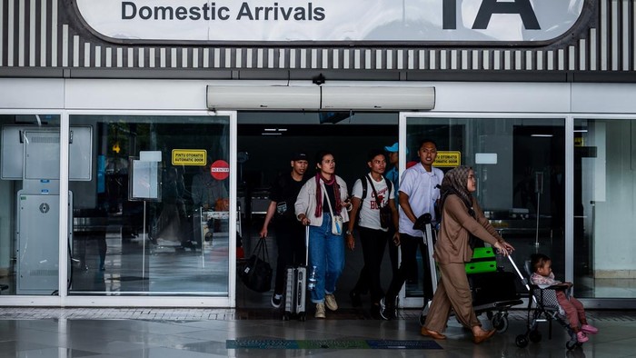 Prediksi puncak arus balik di Bandara Soekarno-Hatta Penumpang pesawat mendorong troli setibanya di Terminal 1 Bandara Soekarno-Hatta, Kota Tangerang, Banten, Sabtu (5/4/2025). PT Angkasa Pura Indonesia Cabang Bandara Soekarno-Hatta mencatat pada H+4 Lebaran sebanyak 92.557 penumpang tiba di bandara tersebut dan memprediksikan puncak arus balik Lebaran akan terjadi pada Minggu (6/4) dan Senin (7/4) dengan total kedatangan penumpang mencapai 187.000. ANTARA FOTO/Putra M. Akbar/tom.