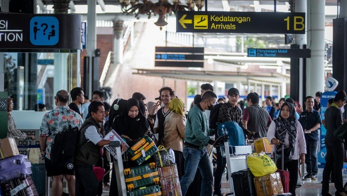 Penumpang pesawat mendorong troli setibanya di Terminal 1 Bandara Soekarno-Hatta, Kota Tangerang, Banten, Sabtu (5/4/2025). PT Angkasa Pura Indonesia Cabang Bandara Soekarno-Hatta mencatat pada H+4 Lebaran sebanyak 92.557 penumpang tiba di bandara tersebut dan memprediksikan puncak arus balik Lebaran akan terjadi pada Minggu (6/4) dan Senin (7/4) dengan total kedatangan penumpang mencapai 187.000. ANTARA FOTO/Putra M. Akbar/tom.