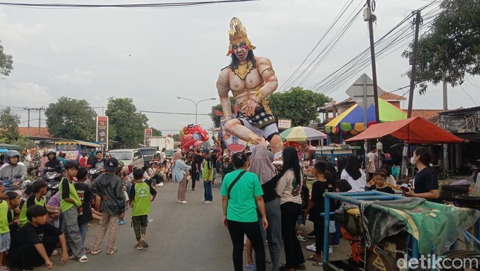 Puluhan ogoh-ogoh meriahkan tradisi halalbihalal di Desa Krasak, Kecamatan Jatibarang, Kabupaten Indramayu (Sudedi Rasmadi)