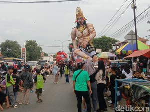 Video: Pawai Ogoh-ogoh Meriahkan Tradisi Halalbihalal di Indramayu