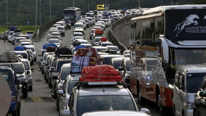 Puncak arus balik Lebaran di Pelabuhan Bakauheni Petugas mengarahkan kendaraan yang yang akan memasuki Pelabuhan Bakauheni Lampung Selatan, Lampung, Sabtu (5/4/2025). Direktur Utama PT Angkutan Sungai Danau Penyeberangan (ASDP) Heru Widodo menyatakan pada H+4 Lebaran merupakan puncak arus balik di Pelabuhan Bakauheni dan berdasarkan data ASDP sebanyak 89.762 pemilir serta 100.404 unit kendaraan roda dua dan 137.035 kendaraan roda empat telah kembali menyeberang menuju Pelabuhan Merak, Banten. ANTARA FOTO/Ardiansyah/tom.