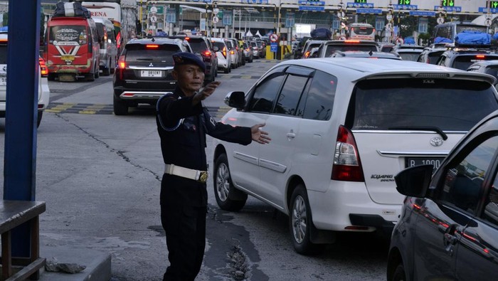 Puncak arus balik Lebaran di Pelabuhan Bakauheni Petugas mengarahkan kendaraan yang yang akan memasuki Pelabuhan Bakauheni Lampung Selatan, Lampung, Sabtu (5/4/2025). Direktur Utama PT Angkutan Sungai Danau Penyeberangan (ASDP) Heru Widodo menyatakan pada H+4 Lebaran merupakan puncak arus balik di Pelabuhan Bakauheni dan berdasarkan data ASDP sebanyak 89.762 pemilir serta 100.404 unit kendaraan roda dua dan 137.035 kendaraan roda empat telah kembali menyeberang menuju Pelabuhan Merak, Banten. ANTARA FOTO/Ardiansyah/tom.