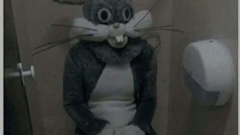 Duduk sebentar sebelum balik ke meja. Foto: eat_trsh via Bored Panda