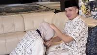 Atta Halilintar senyum-senyum ketika Aurel Hermansyah sungkem dan meminta maaf. POV ketika ras terkuat di bumi minta maaf, tulis Atta Halilintar. Foto: dok. Instagram Atta Halilintar