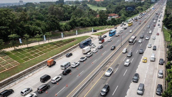 Foto udara kendaraan melintas saat penerapan rekayasa lalu lintas lawan arah (contraflow) dua jalur di ruas Jalan Tol Jakarta-Cikampek (Japek), Karawang, Jawa Barat, Sabtu (5/4/2025). PT Jasamarga Transjawa Tol (JTT) melakukan pembukaan jalur lawan arah dua jalur dari KM 70 hingga KM 47 arah Jakarta ruas Tol Jakarta-Cikampek untuk mengurai volume lalu lintas arus balik Lebaran 2025. ANTARA FOTO/Bayu Pratama S/tom.