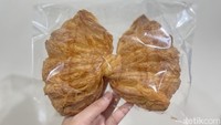 Begini tampilan dalam Ribbon Pie setelah dikeluarkan dari box. Panjang pastry sekitar 16-17 cm. Foto: Detikcom / Atiqa Rana
