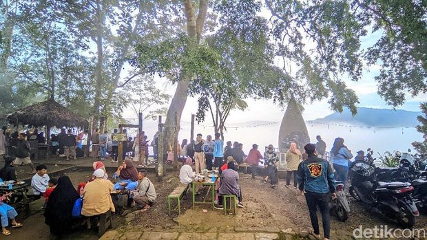 Ribuan pengunjung mendatangi Puncak Bangku Ciamis untuk melihat fenomena hamparan awan negeri di atas awan