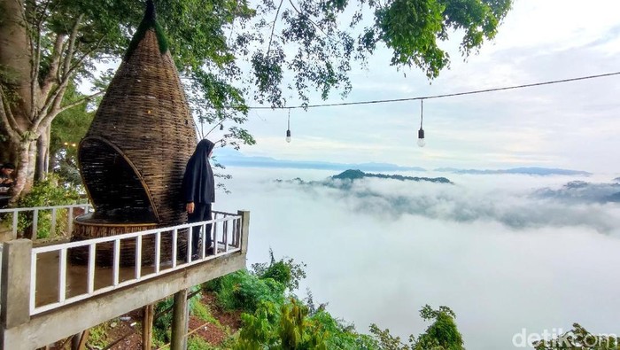 Ribuan pengunjung mendatangi Puncak Bangku Ciamis untuk melihat fenomena hamparan awan negeri di atas awan