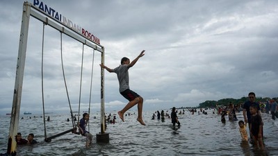 Ribuan Wisatawan Berkunjung ke Pantai Indah Bosowa saat Libur Lebaran