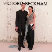 Hubungan cinta Romeo Beckham dan Kim Turnbull dengan cepat menarik perhatian. Apalagi Romeo langsung mengajak Kim ke peluncuran koleksi fesyen Victoria Beckham di New York. Dia mengajak Kim bertemu dengan ibunya hanya beberapa minggu setelah jadi pasangan kekasih. Foto: Dok. Instagram
