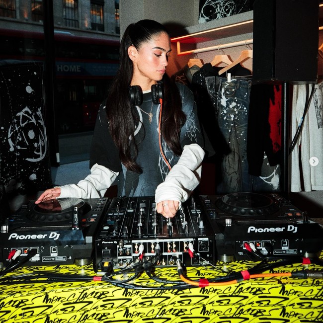 Kim Turnbull dikenal sebagai DJ dan model. Sebagai DJ, dia kerap tampil di berbagai tempat seperti Fabric dan Ministry of Sound di London. Foto: Dok. Instagram