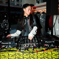 Kim Turnbull dikenal sebagai DJ dan model. Sebagai DJ, dia kerap tampil di berbagai tempat seperti Fabric dan Ministry of Sound di London. Foto: Dok. Instagram