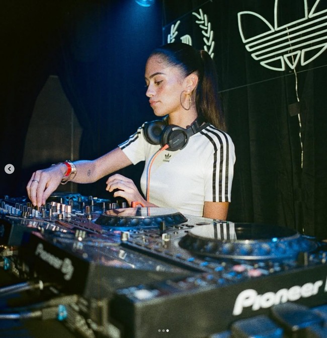 Darah seni mengalir dalam diri Kim Turnbull. Ayahnya, Alex Turnbull, adalah seorang DJ dan salah satu pendiri label hip-hop berpengaruh Ronin Productions. Kakeknya, William Turnbull, adalah pematung terkenal, sedangkan neneknya, Kim Lim, adalah seniman ternama asal Singapura-Inggris. Foto: Dok. Instagram