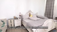 Naik ke atas merupakan area kamar. Denada mengatakan di rumah tersebut hanya ada dua kamar, yakni kamarnya dengan anak perempuannya Aisha. Foto: YouTube TRANS7 OFFICIAL