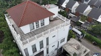 Rumah ini merupakan rumah pengganti setelah rumah di Pejaten dijual beberapa tahun lalu. Tidak disebutkan luas rumah tersebut, tetapi Denda menyebut dulu halamannya cukup luas, tetapi saat ini beberapa sudah dijual kepada managernya.  Foto: YouTube TRANS7 OFFICIAL