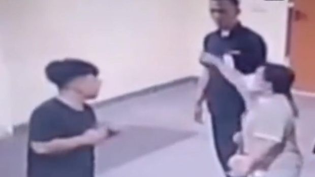 Satpam di RS Mitra Keluarga Bekasi dianiaya pihak keluarga pasien hingga mengalami kejang dan muntah darah. (dok.Istimewa)