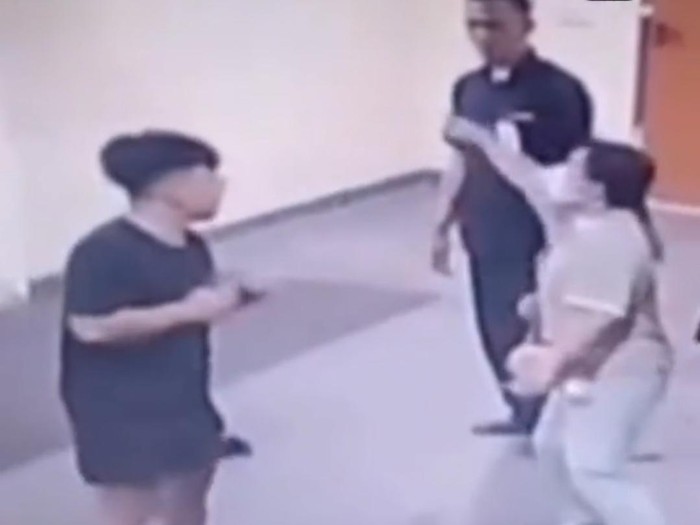 Satpam di RS Mitra Keluarga Bekasi dianiaya pihak keluarga pasien hingga mengalami kejang dan muntah darah. (dok.Istimewa)