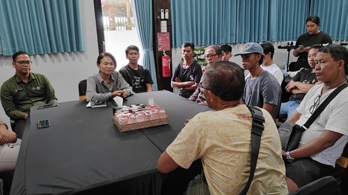 Sejumlah peserta studi ke Australia, didampingi orang tua, mendatangi LPK BG Academy di Kelurahan Kapal, Kecamatan Mengwi, Badung, untuk meminta penjelasan, Sabtu sore (5/4/2025). (Agus Eka/detikBali)