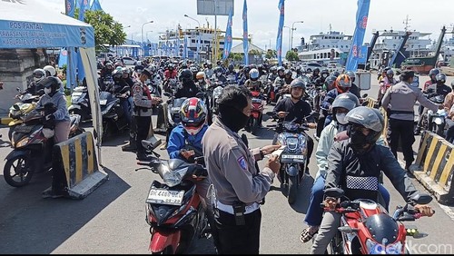 Situasi arus balik Lebaran di Pelabuhan Gilimanuk, Kabupaten Jembrana, Bali, Sabtu (5/4/2025). (Foto: I Putu Adi Budiastrawan/detikBali)