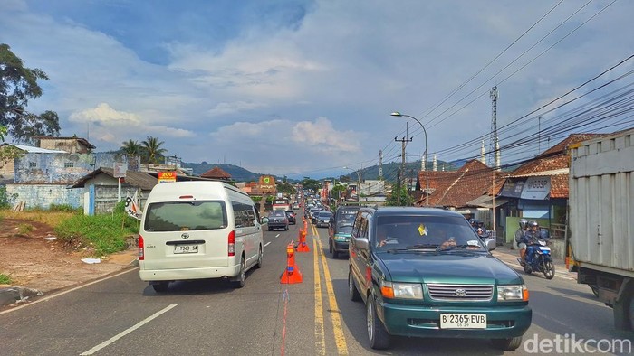 Situasi di Jalur Nagreg, Kabupaten Bandung.
