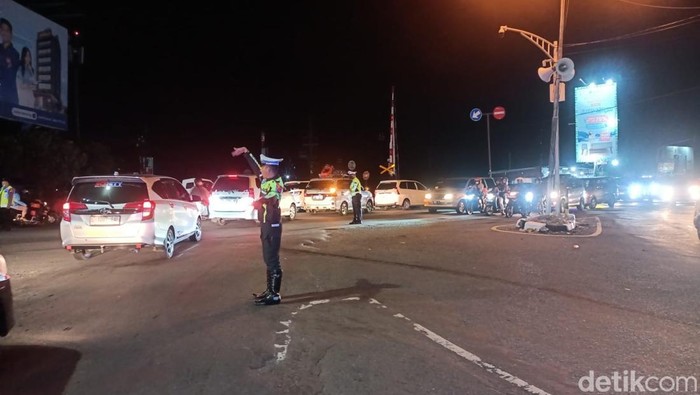 SItuasi lalu lintas arus balik Lebaran di Simpang 3 Mengkreng.